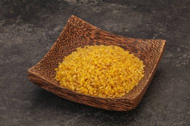 Vejetaryen mutfağı. Kasede pişirmek için kuru bulgur.