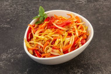 Havuç ve biberli vejetaryen lahana salatası 