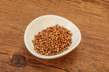 Kuru kişniş tohumları kasede.