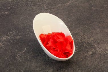 Asya mutfağı terbiye edilmiş zencefil kökü kasede.