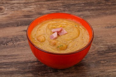 Füme domuz pirzolası ve bezelye kremalı çorba.