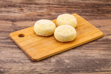 Çiğ patates ezmesi - doldurulmuş patates pirzolası - pişirmek için.