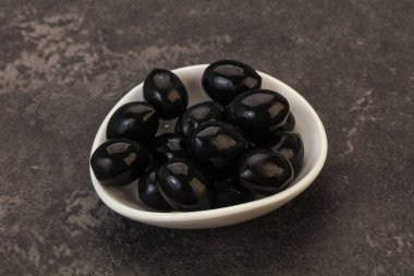 Kasede marine edilmiş siyah zeytin.