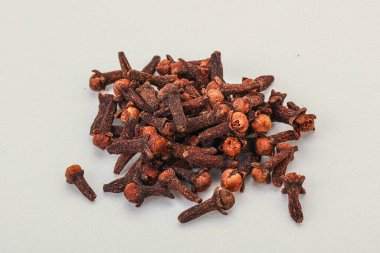 Aroma mutfağı - kasedeki kuru karanfil tohumları