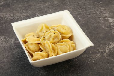 Et ve baharatlı Rus geleneksel hamur tatlısı.