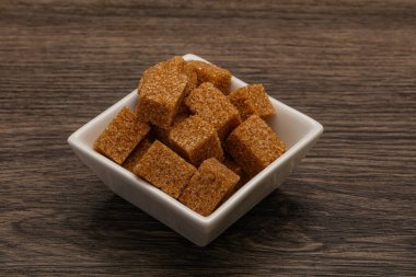 Kahverengi baston şeker yavruları kasede