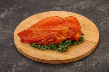 Baharatlı ve otlu füme tavuk göğsü.