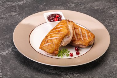 Kızarmış ördek göğsü ve çilek sosu. 