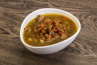 Geleneksel tavuk ve sebzeli mercimek çorbası.