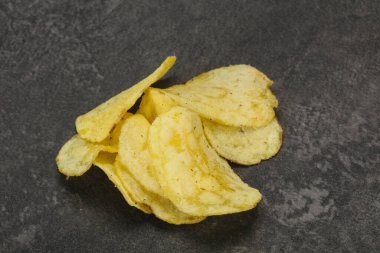 Doğal Yuong patates cipsi yığını.