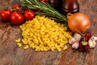 Çiğ İtalyan buğday makarnası - Chifferi rigati pişirmek için