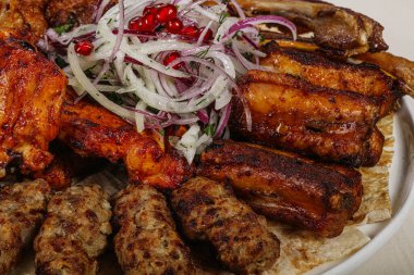 Izgara et, sığır eti ve kuzu etli beyaz shashlik tabağı. tavuk ve domuz eti