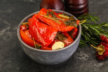 Baharatlı marine edilmiş kırmızı dolma biber.