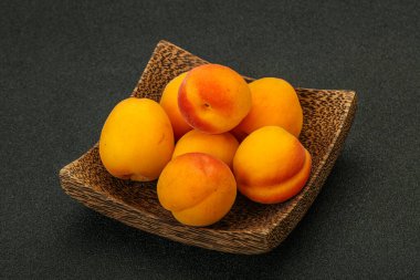 Taze, tatlı, birkaç kayısı meyvesi.