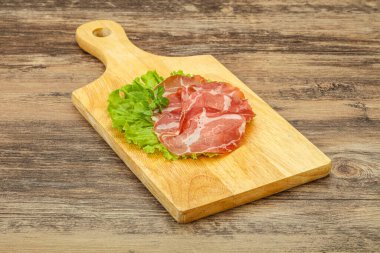 Lezzetli tütsülenmiş domuz budu.