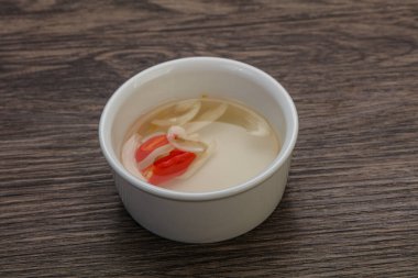 Acı biber ve sarımsaklı Vietnam sirkesi sosu.