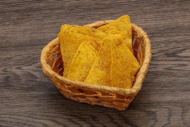 Meksika mısır cipsi üçgen yığını.