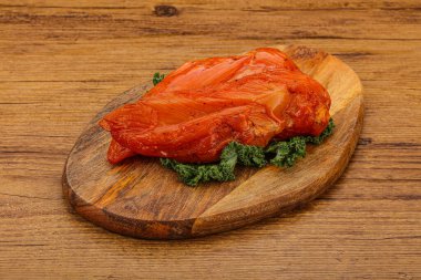 Baharatlı ve otlu füme tavuk göğsü.