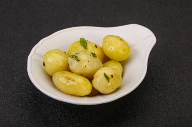 Kasede taze haşlanmış patates soğan servis edildi.