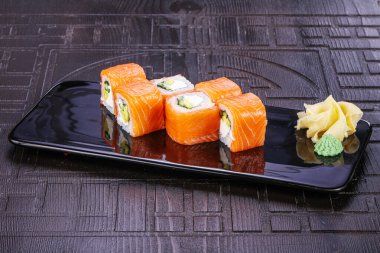 Somon ve soslu geleneksel Japon dürümü.