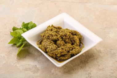 Fesleğen ve sedir fıstıklı yeşil sos sosu.