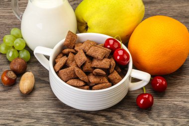 Mısır boğucu pedler, meyveler ve sütle kahvaltı