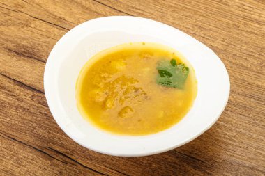 Füme et ve sebzeli bezelye çorbası.