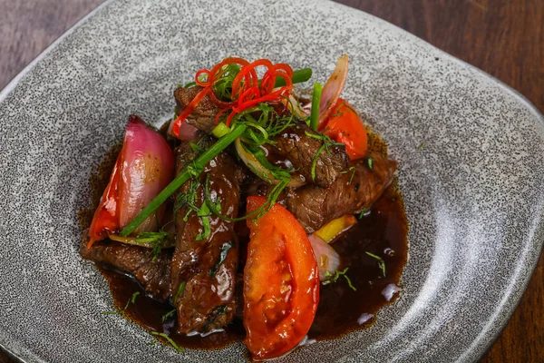 Teriyaki soslu biftek ve domates.