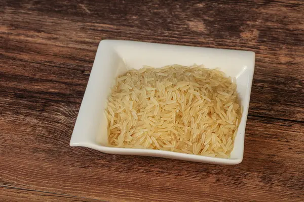 Tabakta çiğ Hint basmati pilavı