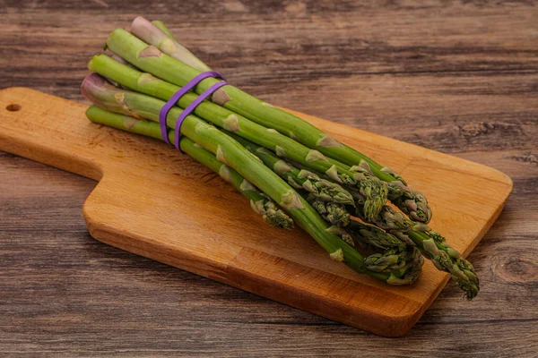 Vejetaryen mutfağı - Pişirmek için çiğ kuşkonmaz yığını