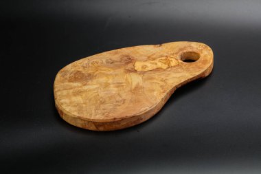 Mutfak için siyah arkaplan üzerine zeytin ağacı tahtası