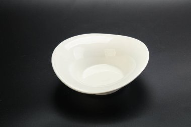 İzole edilmiş servis için beyaz boş tabak