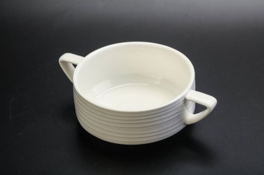 Siyahın üzerine servis için beyaz leke.