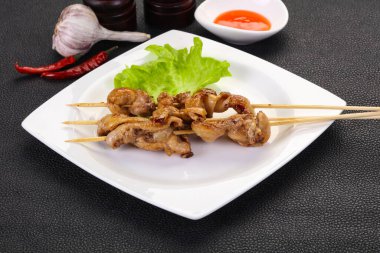 Acı soslu tavuk derisi şiş.