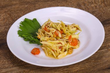 Deniz mahsullü yeşil mango salatası - yengeç ve karides