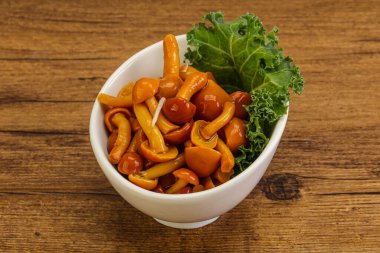 Terbiye edilmiş mantar. Kasede küçük bal aromalı.