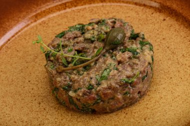 Kaparili çiğ tartar atıştırmalığı.