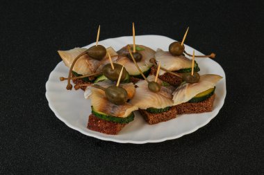 Ringa fileto kanepe aperatifi, yabanmersini ve salatalık.