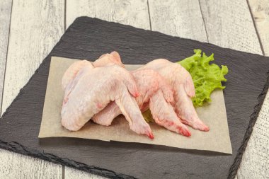 Çiğ tavuk kanatları pişmeye hazır.