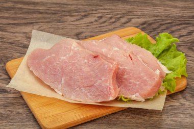 Çiğ domuz eti pişirmeye hazır.