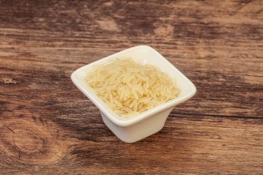 Tabakta çiğ Hint basmati pilavı