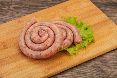 Izgara için çiğ domuz sosisi halkası.