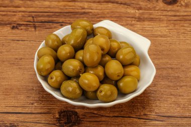 Kavanozda yeşil zeytin turşusu