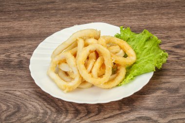 Kavrulmuş kalamar halkaları ve kasede salata.