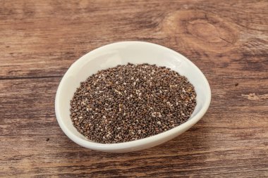 Baharatlı chia tohumları kasede yığılıyor.