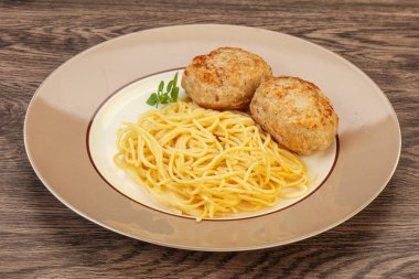 Peynirli spagetti ve ev yapımı tavuk pirzolası.