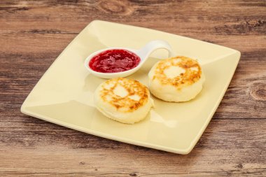 Kahvaltıda çilek reçelli süzme peynirli krep.