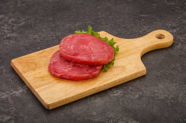 Izgara için çiğ ton balığı bifteği.