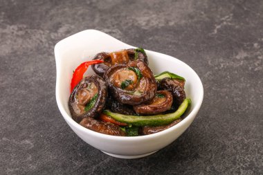 Baharatlı ve otlu terbiye edilmiş Shiitake mantarı.