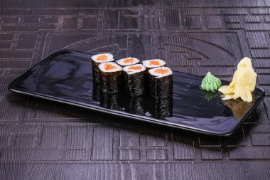 Asya mutfağı - çiğ somon ile rulo